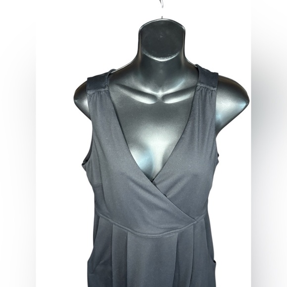 Eddie Bauer women’s BLACK Aster Crossover Tank Top
Dress size small preloved - Picture 2 of 10
